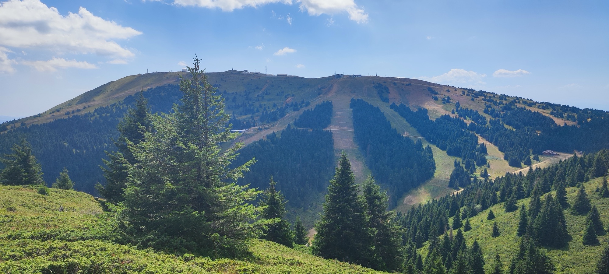 Panorama Kopaonika leti, sa vidljivim ski-stazama