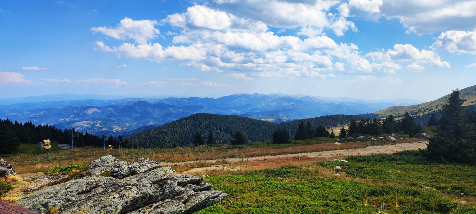 Panorama okolnih planina sa grebena Kopaonika