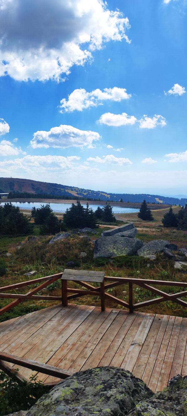 Drveni vidikovac sa pogledom na jezero